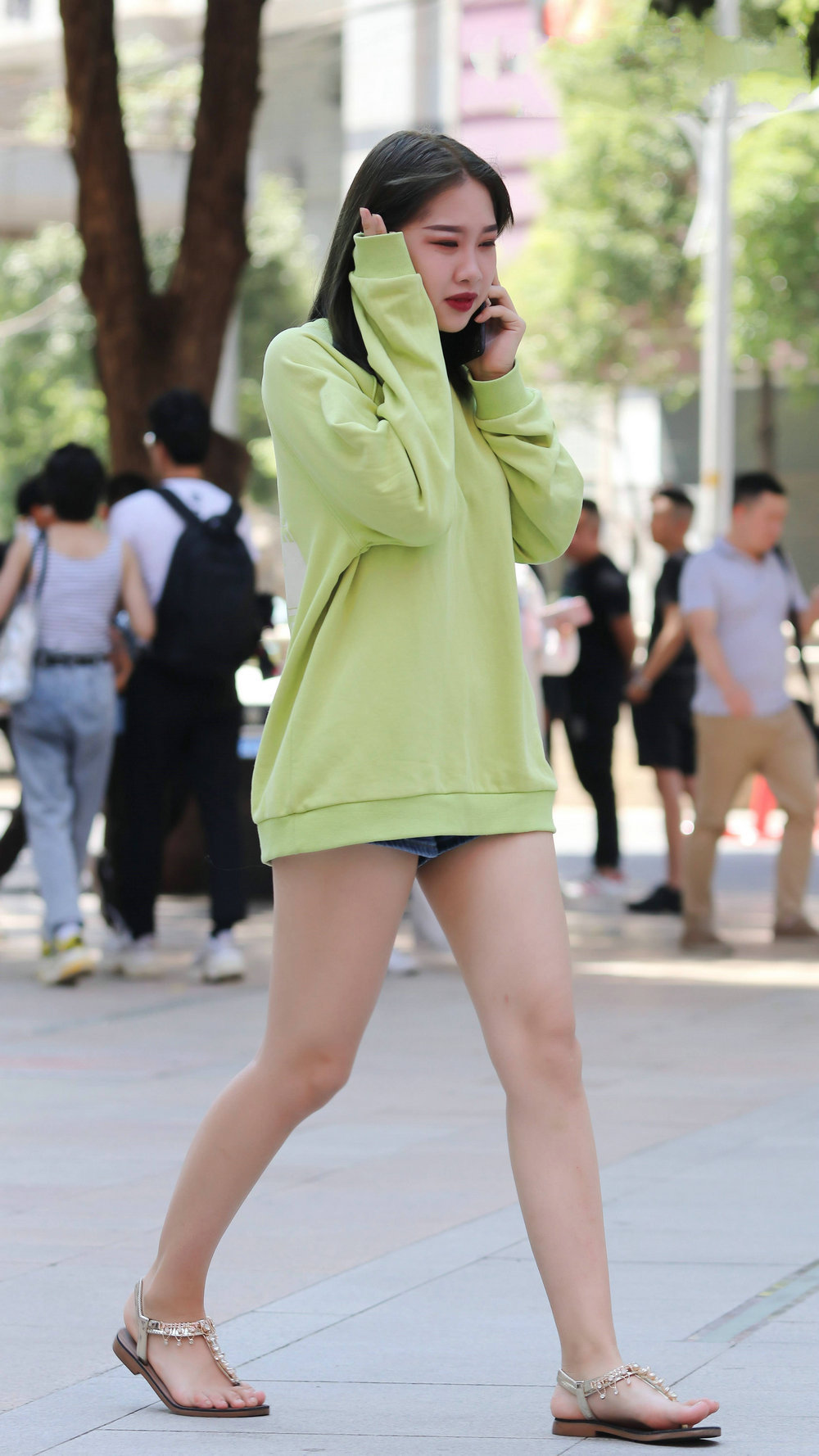 长腿 美女穿短裤搭配高跟凉鞋秀长腿，整体搭配很是魅力迷人