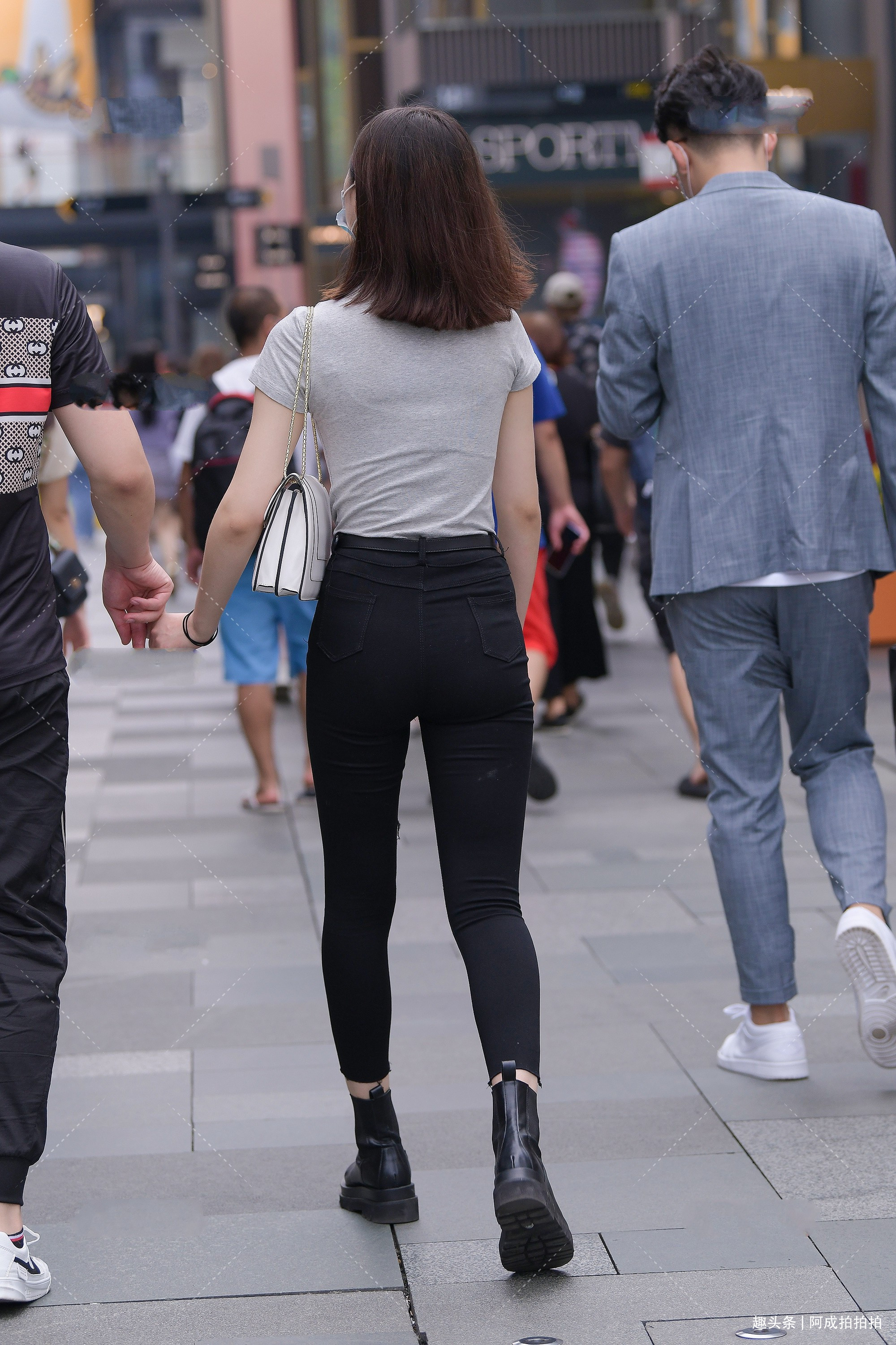 铅笔裤配上马丁靴,简单又不失时尚感