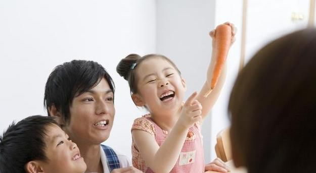 孩子发脾气爱摔东西，讲道理没效果？建议父母试试这3个办法