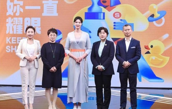 银灰色|惠若琪产后亮相!银灰色长裙+平底鞋,身材发福后颜值气质仍在线