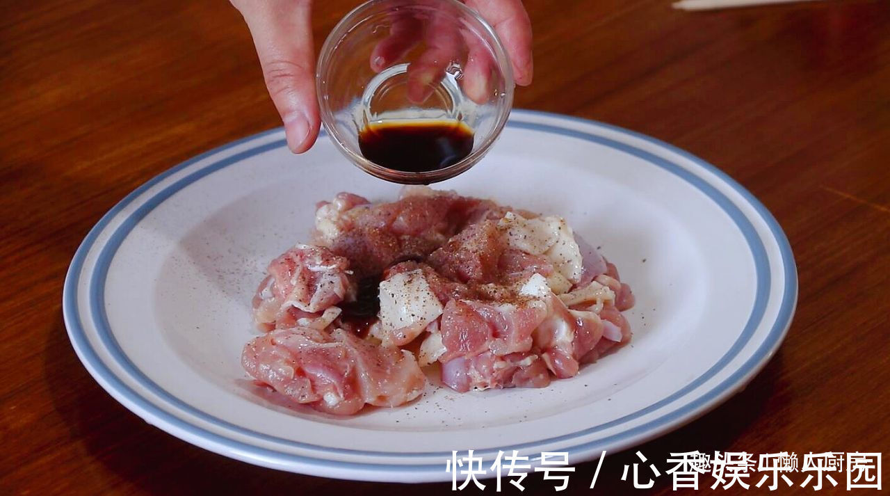 不用油炸,不用油,教你在家这样烤鸡肉串,不会受到油烟熏扰