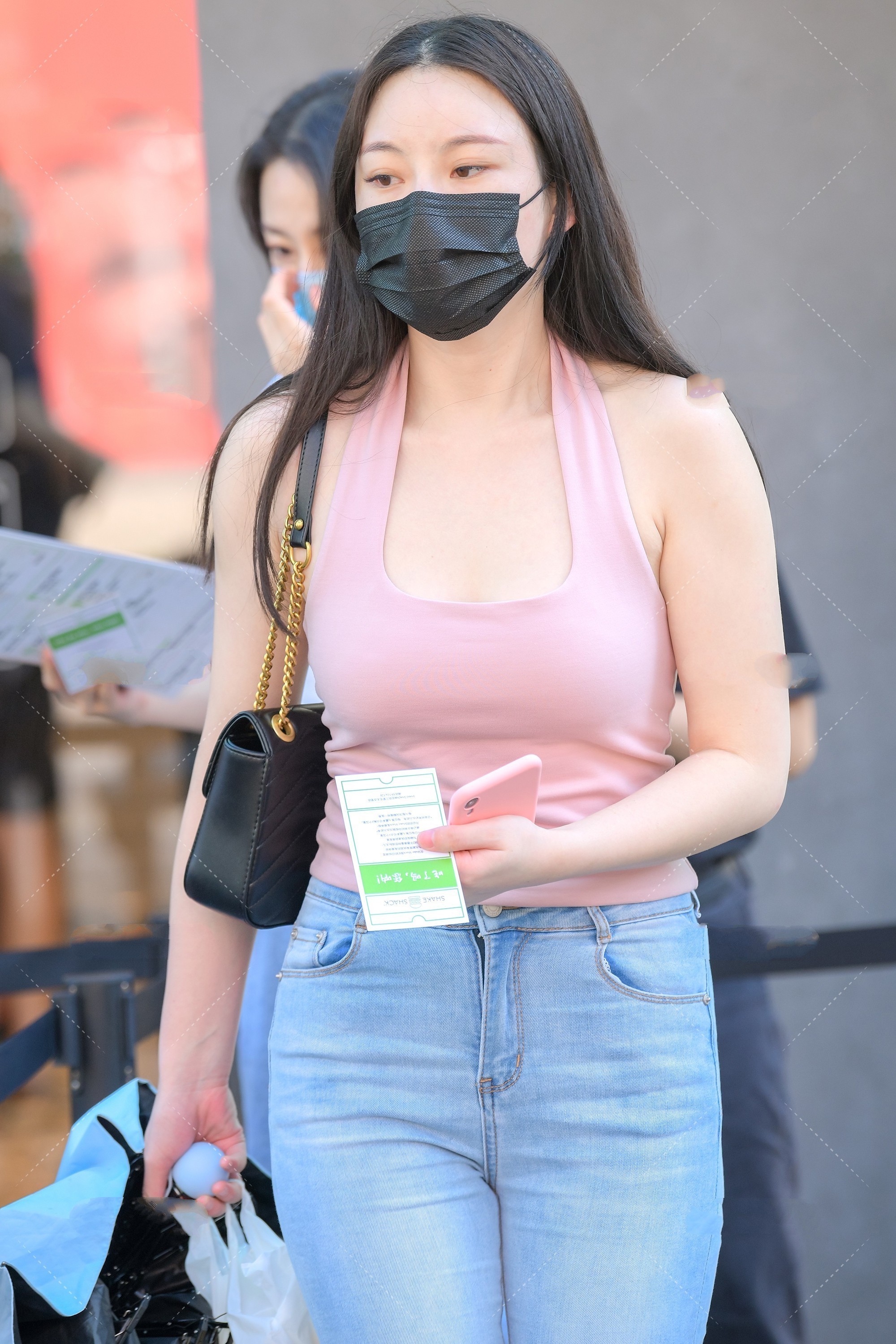 甜美|甜美粉色小背心,穿出时装特效,散发可爱气质