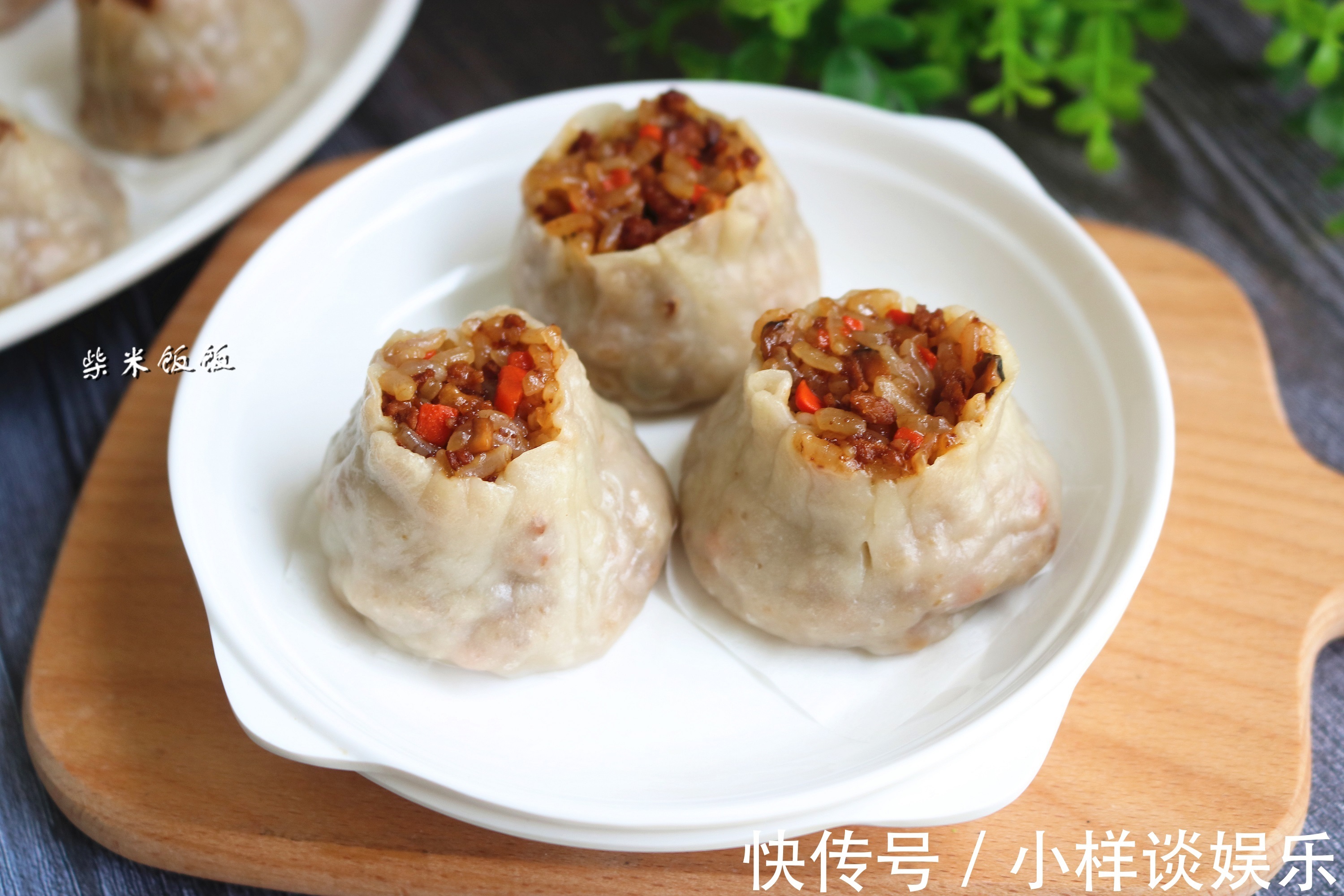 我家吃烧麦从不买，这做法简单，捏一捏10分钟出锅，4个不够吃