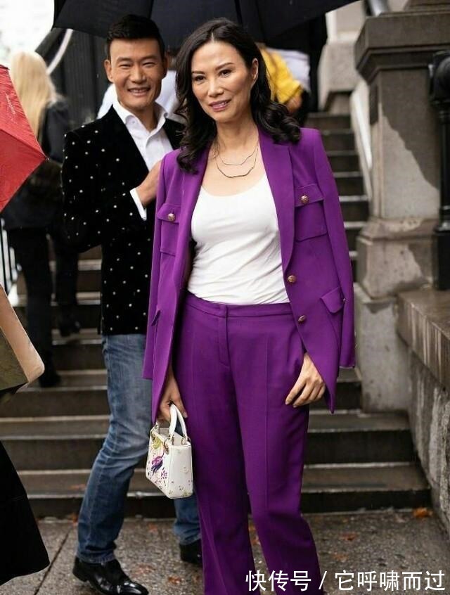 50岁邓文迪终于换发型, 配格纹裙好气质虽满分但水桶腰太显眼!