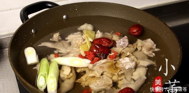 喜欢喝鸡汤的收藏了,这样做的鸡汤汤鲜味美,滋补养颜,值得收藏
