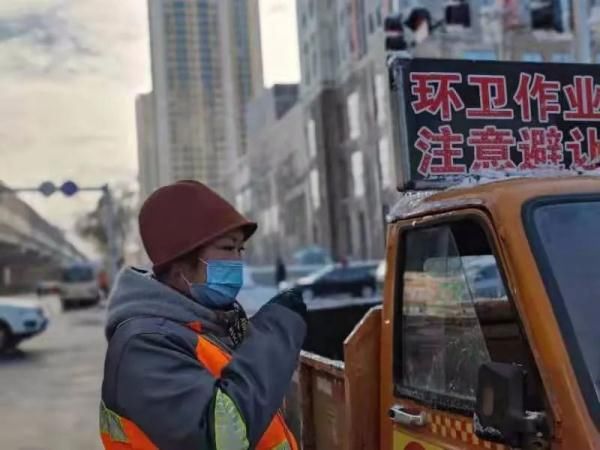 烧饼|三天清冰雪作业时间超45小时，她的外套冻出硬冰壳