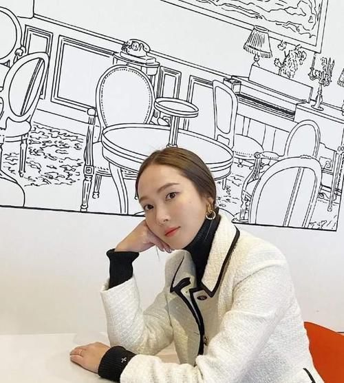 ?最近火了一种穿法叫：“小香风外套+裙子”，时髦高级还显瘦