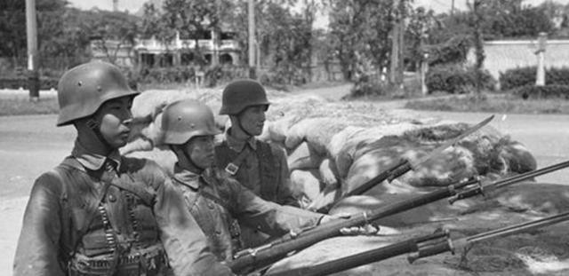 老照片|淞沪战役,国军与日军的老照片,一方紧张备战另一方轻松抽烟