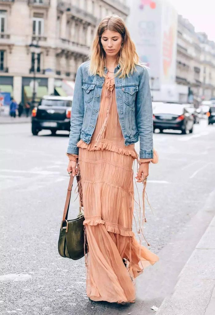 早秋火了一种穿法,叫“牛仔外套+连衣裙”,照着穿时髦又显瘦