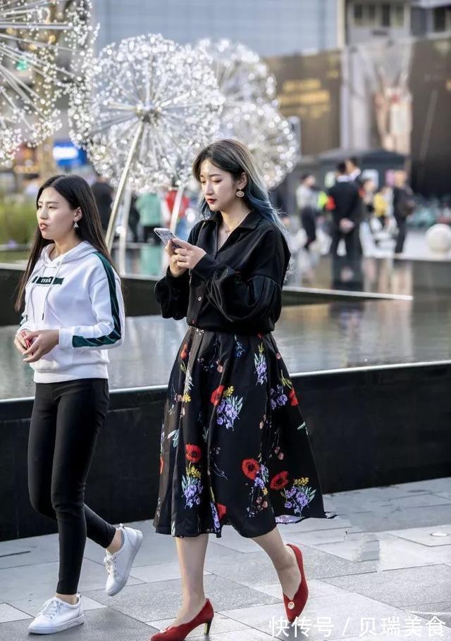 凸显|美女脚上踩着一双尖头的高跟鞋,走起路来凸显出一种高贵的气息