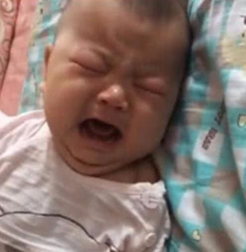 闹人|宝宝半夜不睡觉,妈妈决定教训一下,接下来的画面太可爱了!