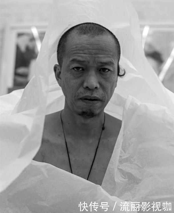 为了艺术,他把身体浇铸在水泥墙里24小时,