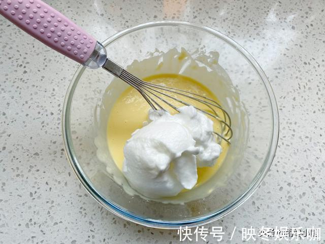 酸奶|轻如云朵的酸奶蛋糕，做法简单又好吃，比豆腐还嫩比戚风好做