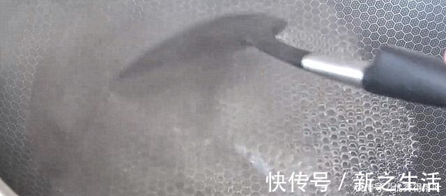 过年吃的零食江米条，不用买，在家自己做，香甜又酥脆，过年必备