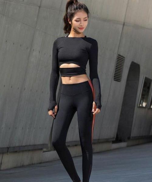 搭配 时尚百搭的打底裤,给人青春活力的生机感