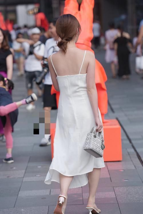 性感|清纯漂亮的小姐姐,白色吊带裙凸显性感的韵味,很让人心动