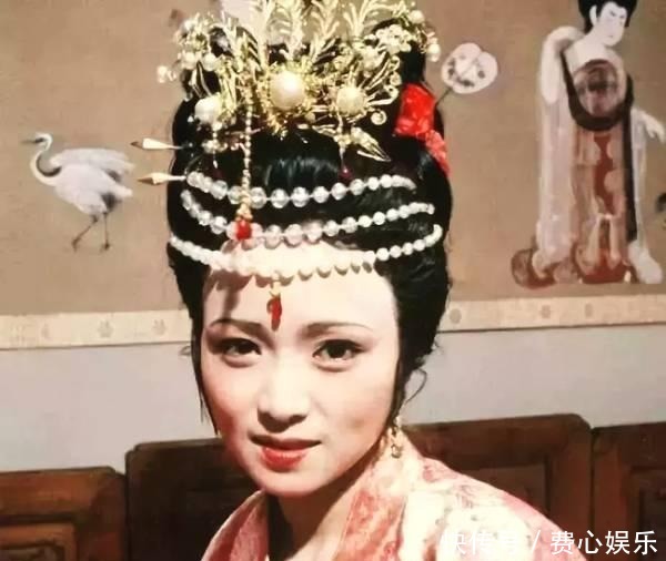 贾珍|宁国府的人为何丑态百出?贾珍的一番话点出了祸源,太不自重了