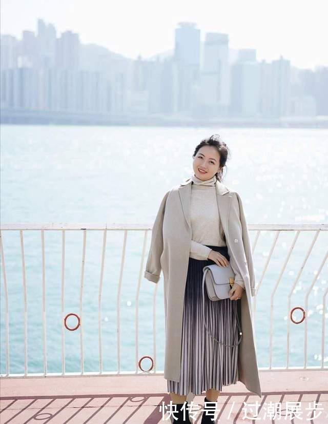 女人过了50岁,穿大衣要牢记这“3不要”,不然再贵都像地摊货