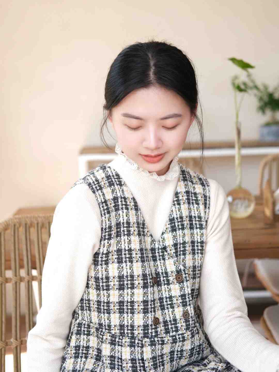 小姐姐|还在纠结冬天穿什么?套头毛衣搭配连衣裙,让你俏皮清新又自信