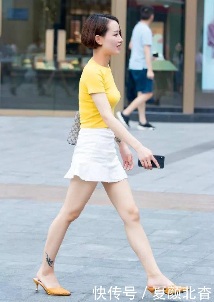 女神脚上穿着一双尖头的高跟鞋，跨着优雅的步伐走在街头，美极了