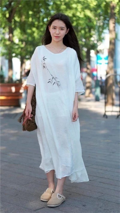 温婉|街拍:仪态万千的小美女,肌肤如玉,温婉可人