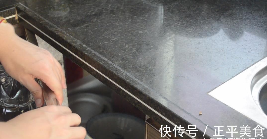 大号塑料瓶别扔了, 剪一刀, 放在厨房里太实用了, 看到的人都夸好