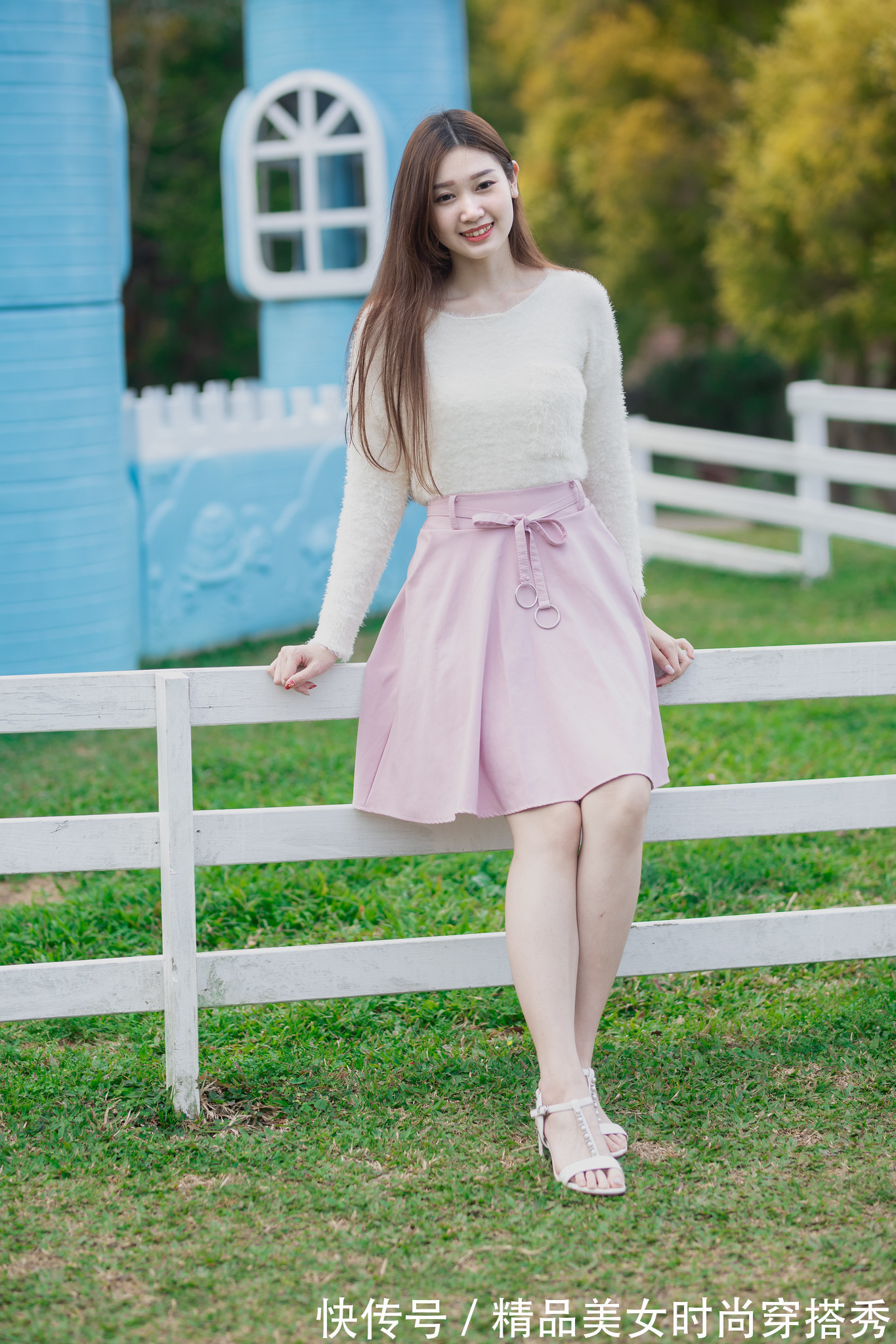 穿搭 甜美减龄的穿搭:粉色半身裙+白色小凉鞋,温柔甜美