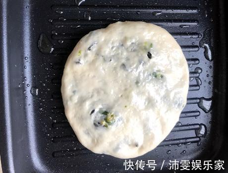 做韭菜馅饼时，鸡蛋别再炒了，教你正确做法，韭菜鲜美鸡蛋还软嫩