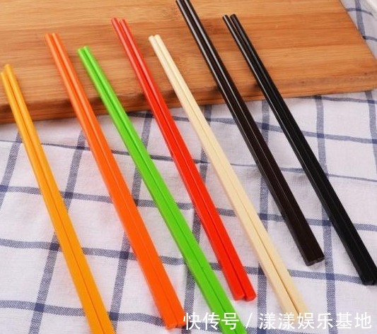 买筷子时，竹筷、木筷、不锈钢筷子哪个好？聪明人只认准这一种！