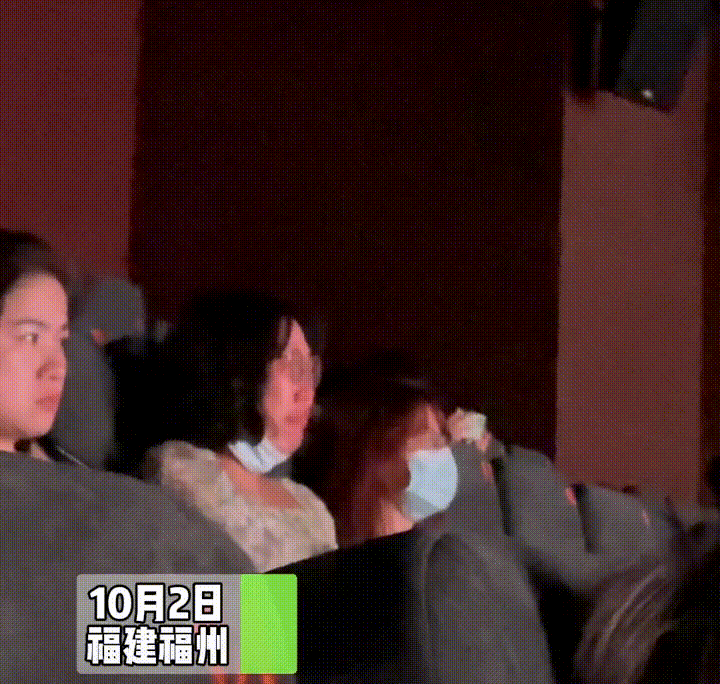 觀影|《長津湖》觀影動人場景，全場觀眾久久佇立，志愿軍老戰士來看他的戰友了……