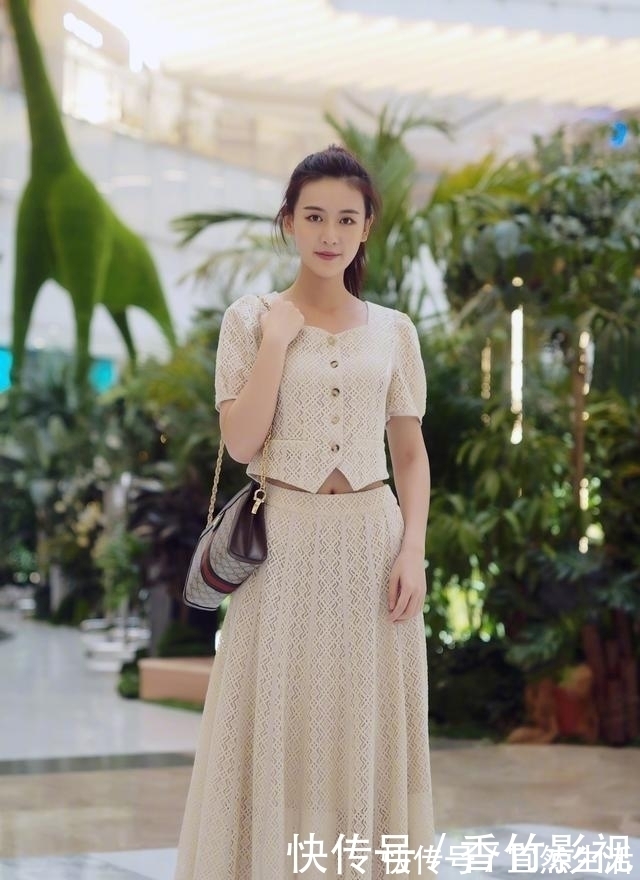 魅力|舒适百搭的连衣裙衬出美丽的自信感，尽显年轻魅力