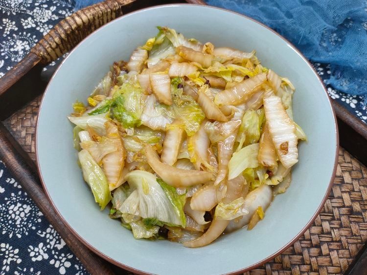 炒白菜帮，多加1样蔬菜一起炒，酸香可口，下饭好吃