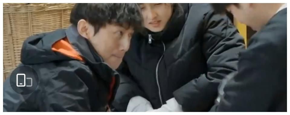 杨紫做客向往的生活,与张艺兴下地干农活,二人眼神很抢戏