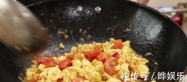 “西红柿炒鸡蛋”很多人第一步就错了，难怪不好吃，看大厨咋做的