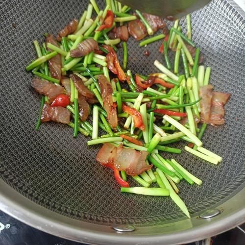  酱香蒜苔炒腊肉，简单快手，又香又鲜