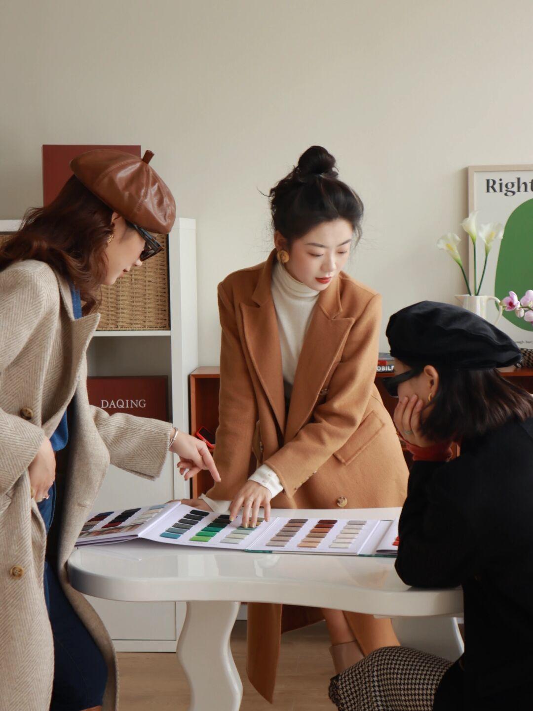 同款|复古潮流的姐妹装,同款不同色,搭配出不同韵味!秋天必选毛呢大衣和高筒靴!