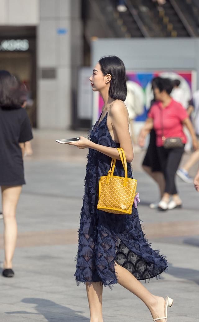 亮丽的连衣裙，穿搭展现出流行的街头风，使你更清新自然有气质