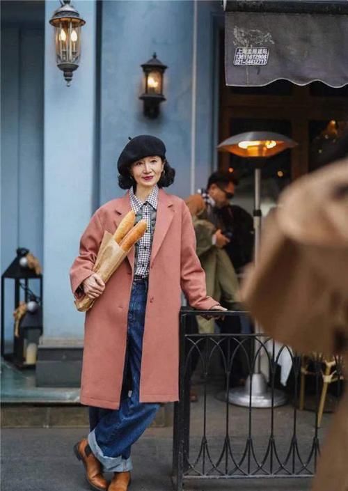 女人过了55岁，就要少穿小黑裤，学三木妈妈这样穿，特高级