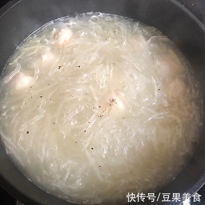 暖胃又养生,一次吃三大碗都不过瘾的虾丸萝卜丝汤