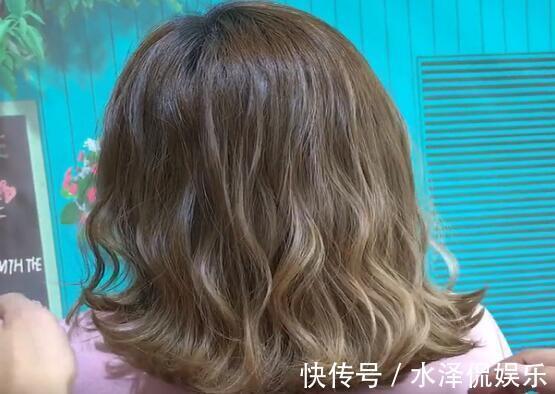 美的 40岁的发型师忠告女人50岁后，头发越短越卷，越卷越小
