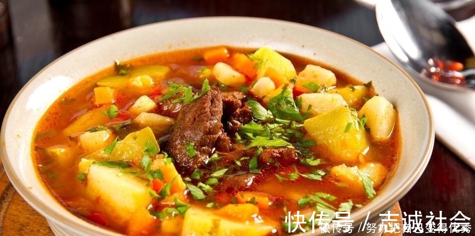 吃起来|炖牛肉时,多加2样调料,肉炖出的味道,吃起来软烂又很香