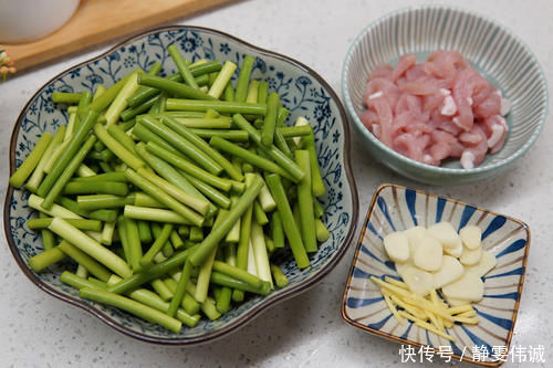  炒蒜苔，直接下锅炒就错了，多加一步，蒜苔翠绿不发黄，好吃入味