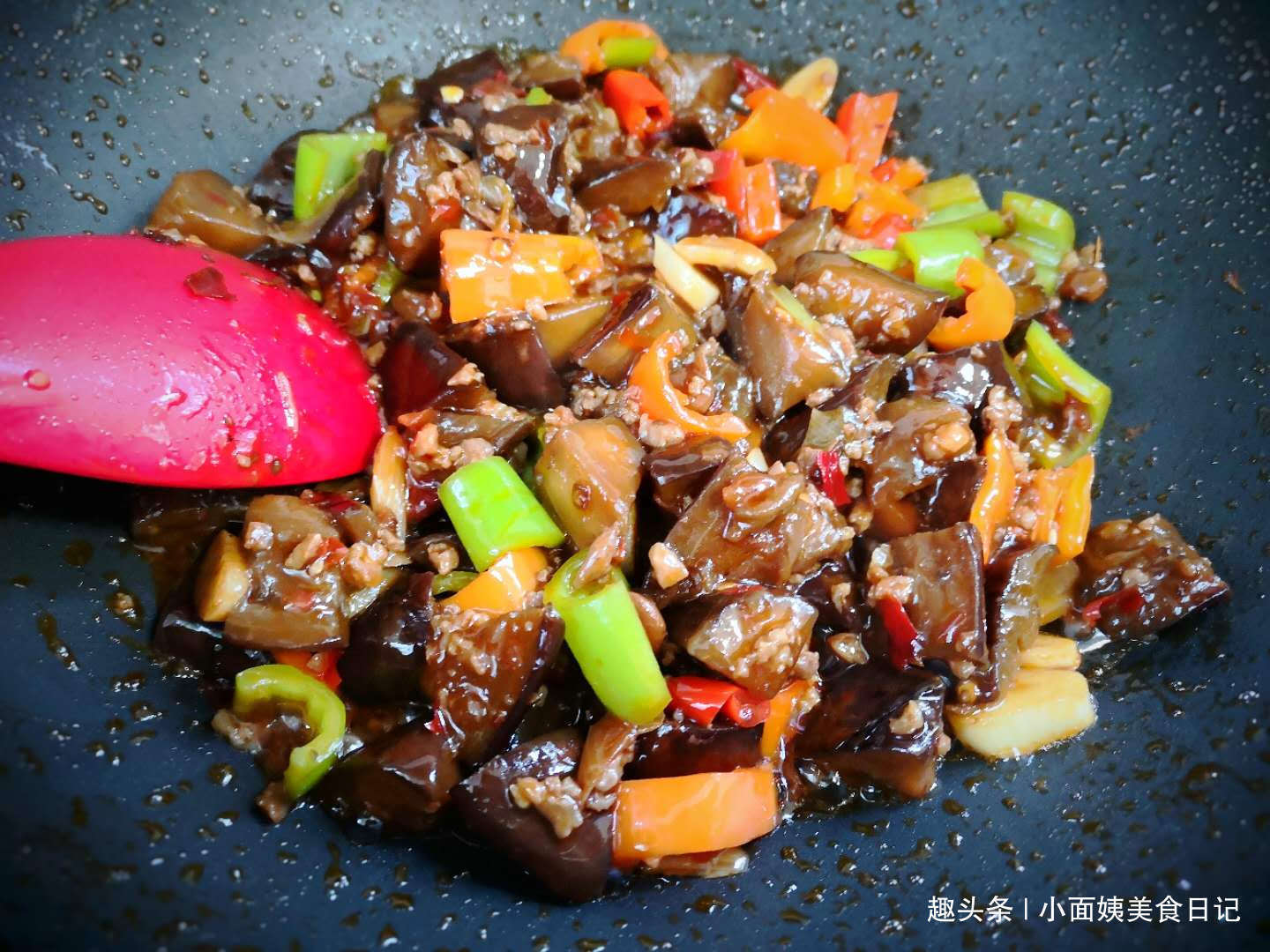 炒茄子时,先放油就大错特错了,多加一步,茄子不吸油还软嫩!