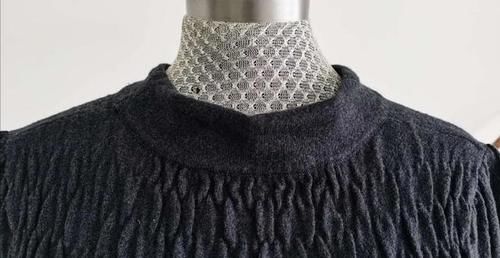 只用1根皮筋就解决了毛衣领子松懈难题，这里的妙招你想到了吗？