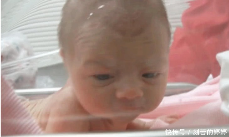 医生|刚出生两天的婴儿听到妈妈的声音,居然抬头看妈妈,医生都看愣了