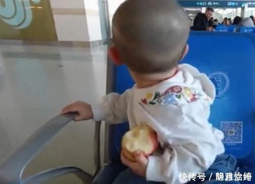 宝宝|19个月宝宝第一次坐飞机,边吃边看风景,又萌又听话