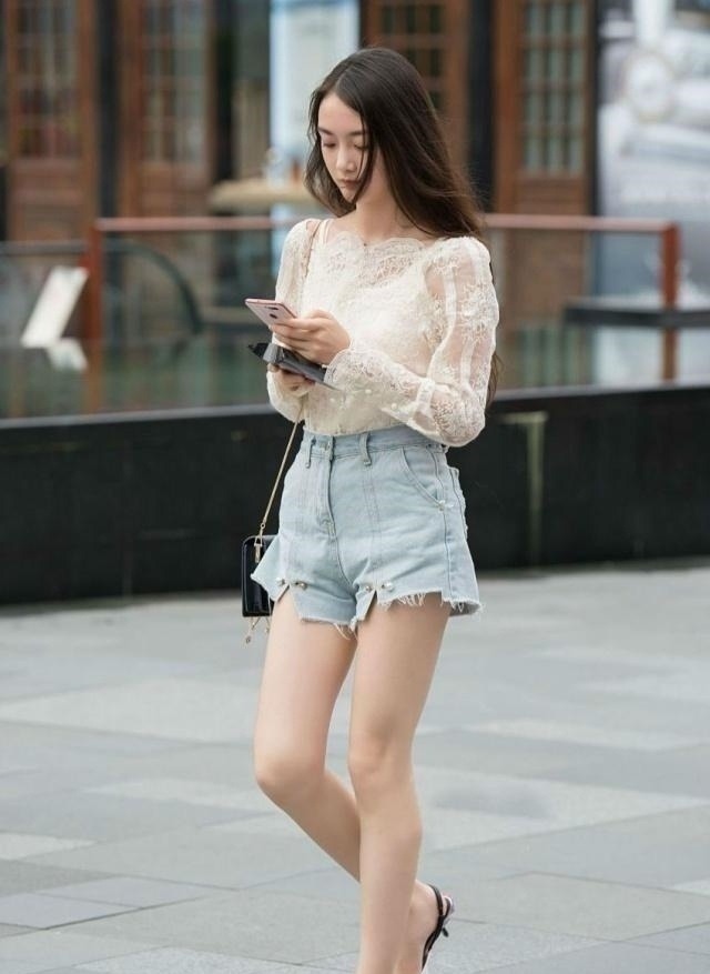 匀称 姑娘特别潮流，下装搭配高腰牛仔裤，更显清爽