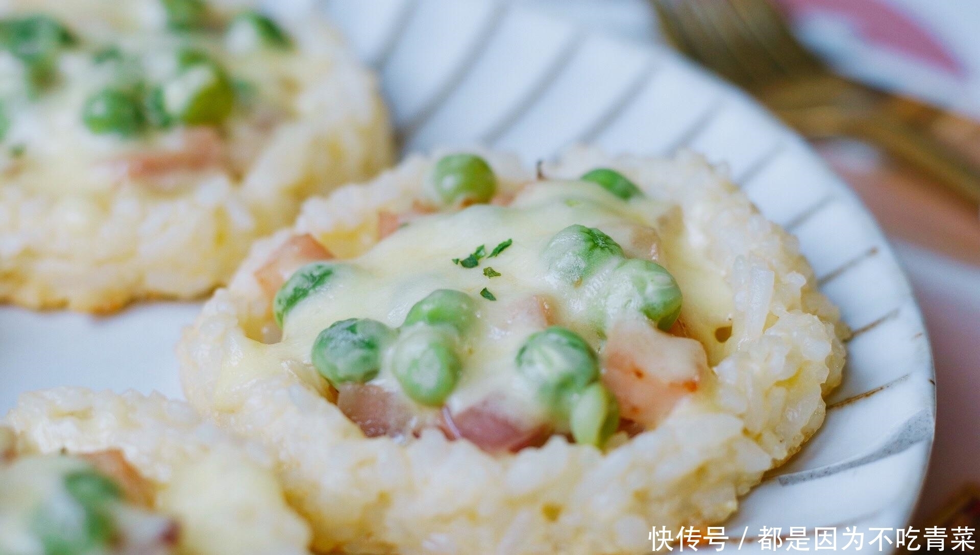 剩米饭别炒着吃了,加1个鸡蛋搅一搅,又酥又嫩,百吃不厌