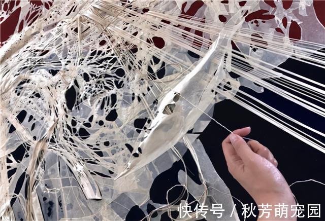 光影@日本妹子把白纸刻成玻璃杯,连水珠都能看见,裸眼3D还能这么玩?