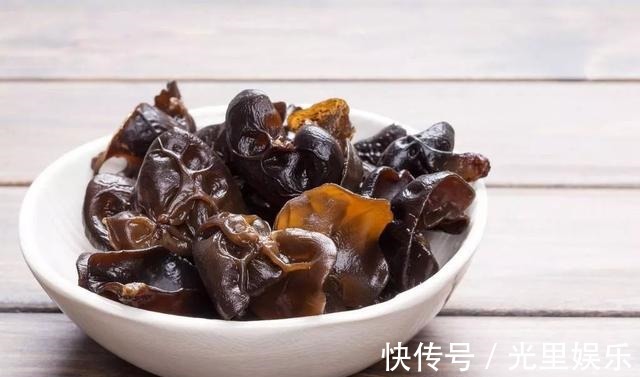 瘦肉|木耳和瘦肉一起炒,补血效果显著!今晚试着给家人做做